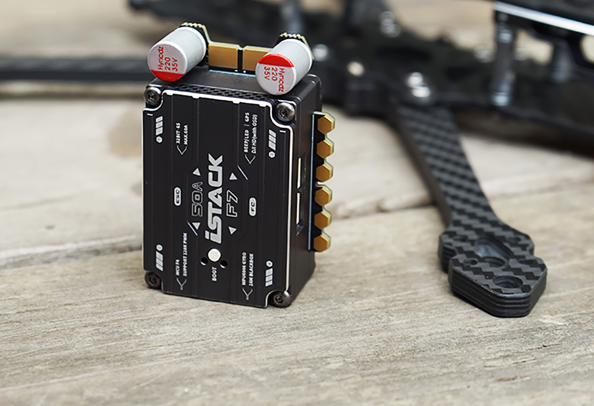 Axisflying : iStack, un boitier plug and play avec contrôleur de vol F7 et ESC 50A