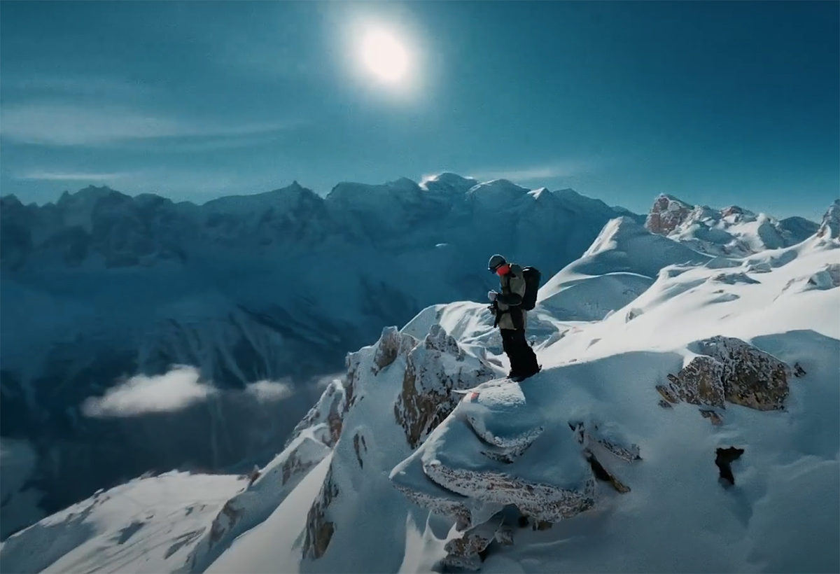 Flow : le skieur Sam Favret filmé par Maxime Moulin avec Hensli Sage aux commandes de drones