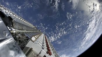 Ukraine : le réseau Starlink d’Elon Musk est-il utilisé pour contrôler des drones ? 10 starlink satellite 01