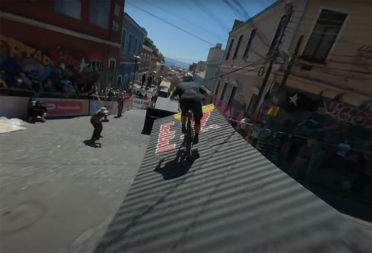 La descente VTT Red Bull à Valparaiso 2022 filmée en FPV par les Dutch Drone Gods