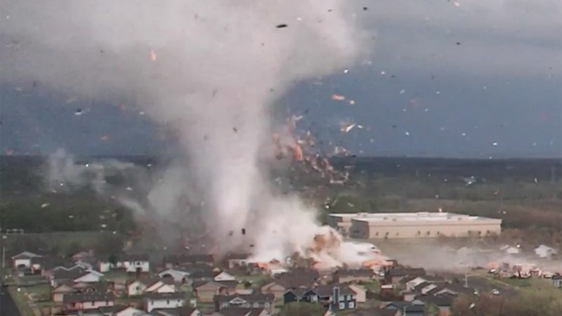 Une tornade aux Etats-Unis filmée par le drone de Reed Timmer