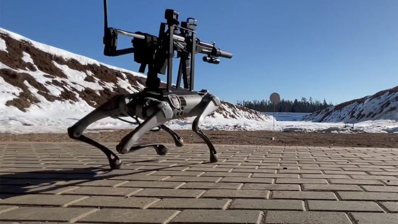Le robot-chien autonome avec son flingue, et le Hoverbike