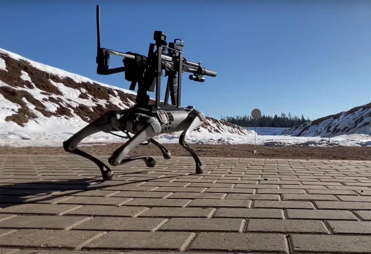 Le robot-chien autonome avec son flingue, et le Hoverbike