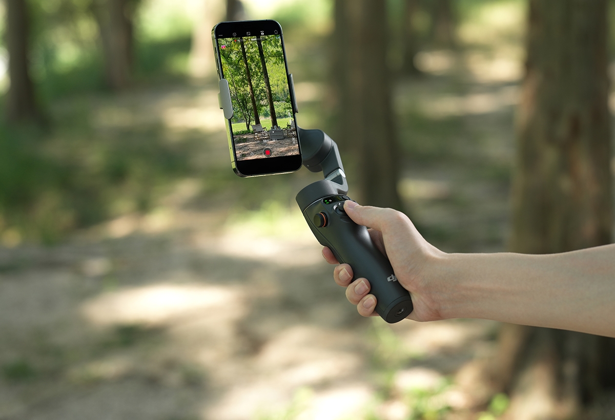 DJI présente l’Osmo Mobile 6, pour filmer avec un smartphone
