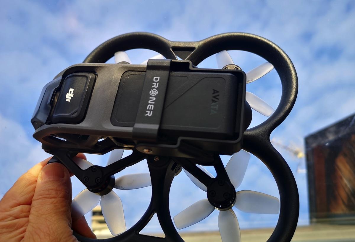 Essai : l'accessoire anti-éjection de batterie pour l'Avata de DJI, par  Droner - Helicomicro
