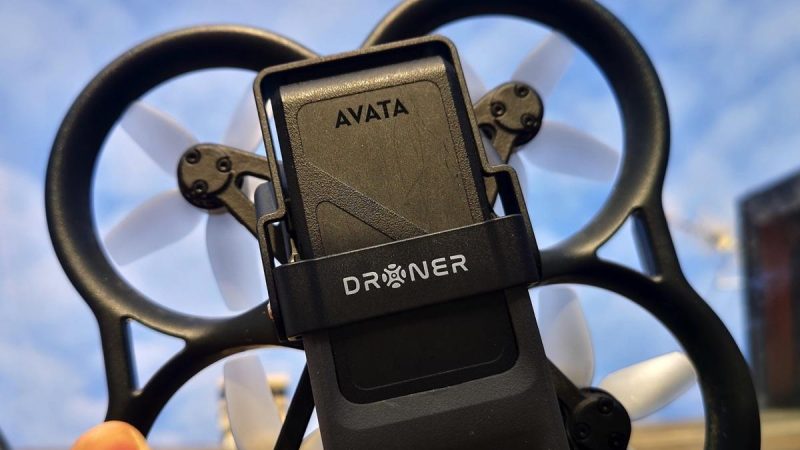 Essai : l’accessoire anti-éjection de batterie pour l’Avata de DJI, par Droner