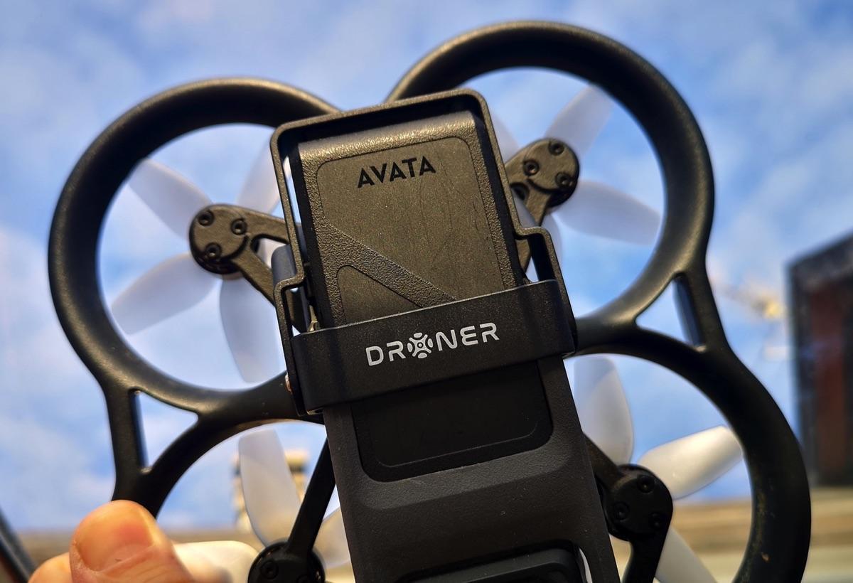 Essai : l’accessoire anti-éjection de batterie pour l’Avata de DJI, par Droner