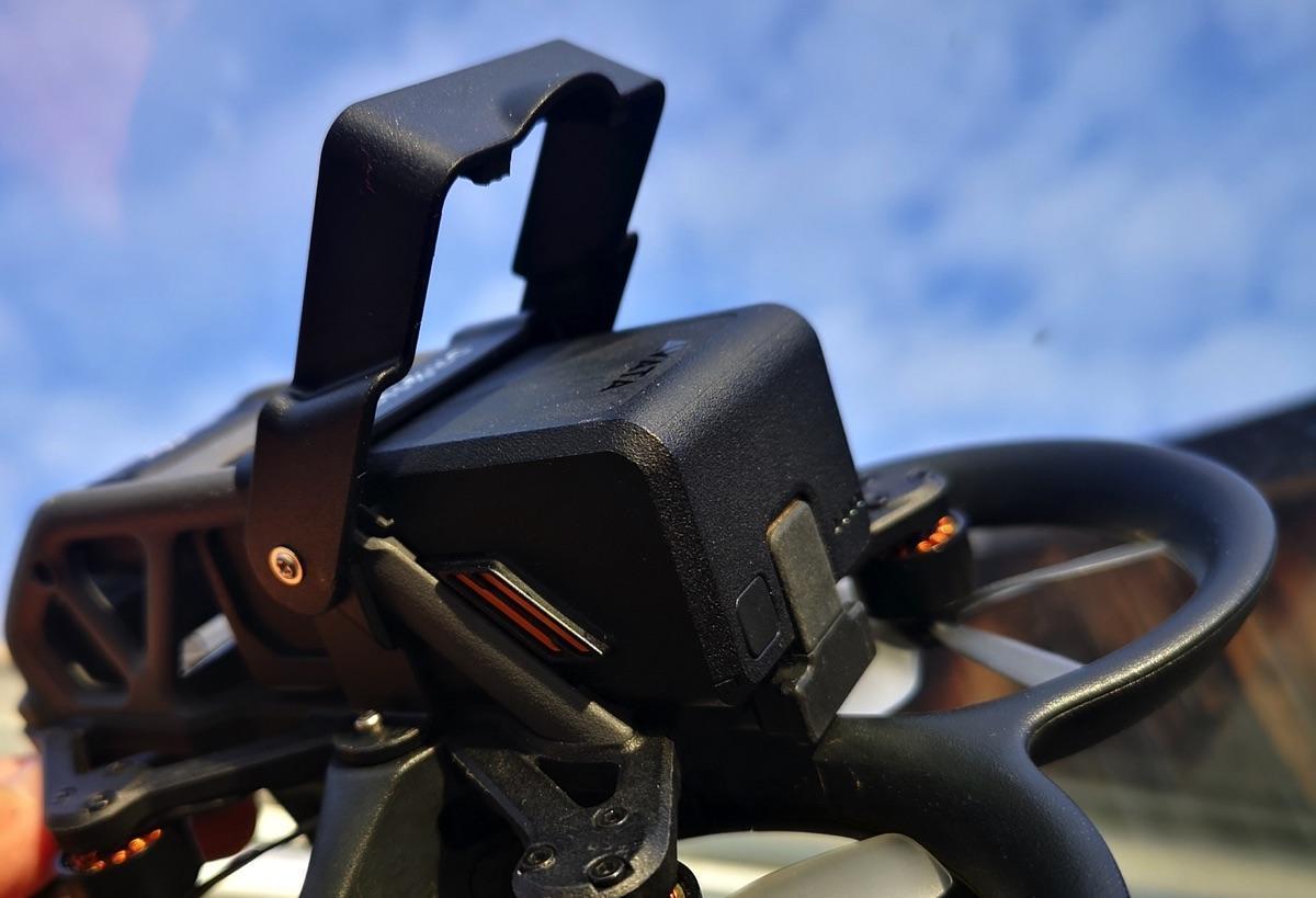 Essai : l'accessoire anti-éjection de batterie pour l'Avata de DJI, par  Droner - Helicomicro