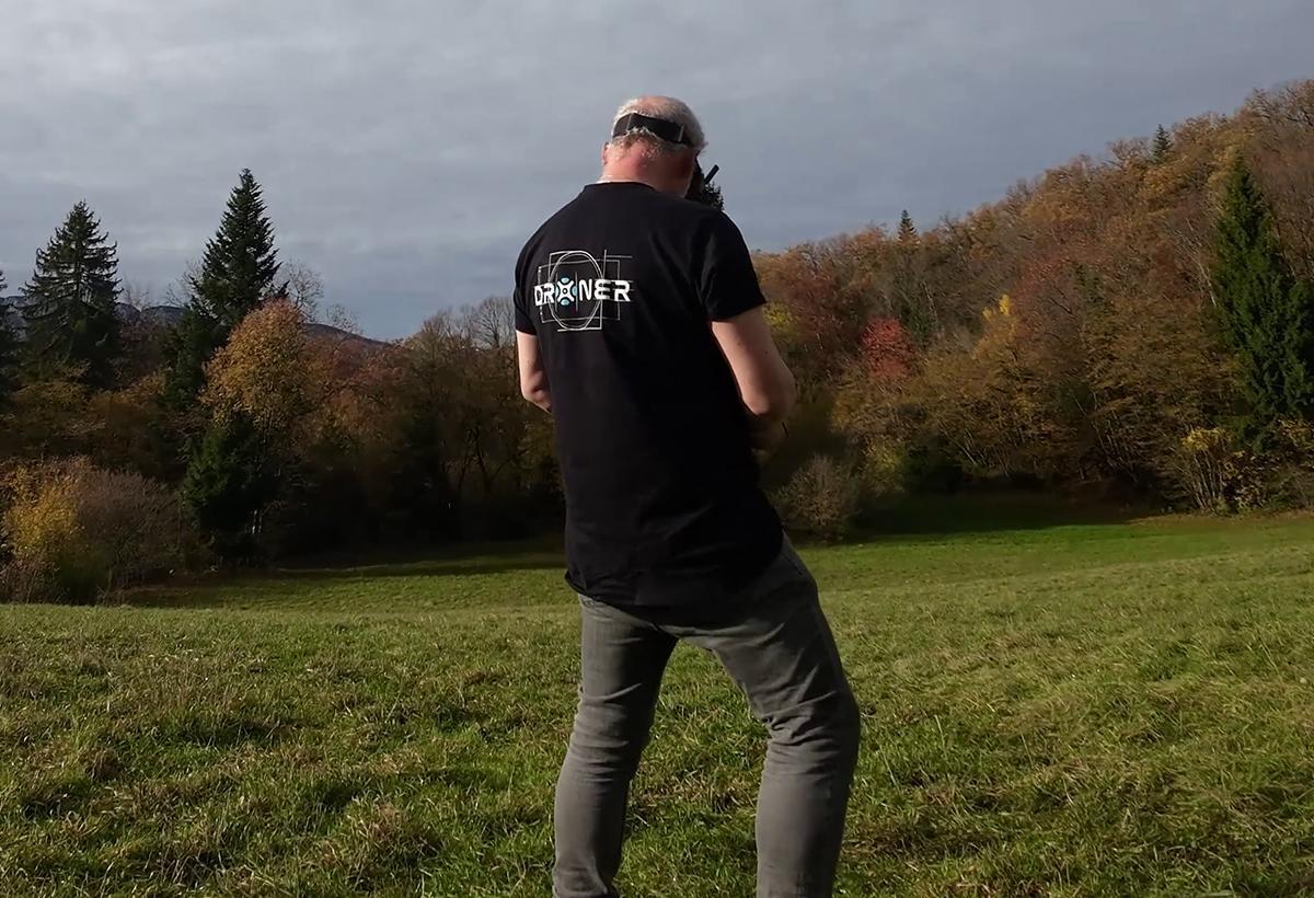 Droner : le T-shirt et les stickers Concept, le strap Force