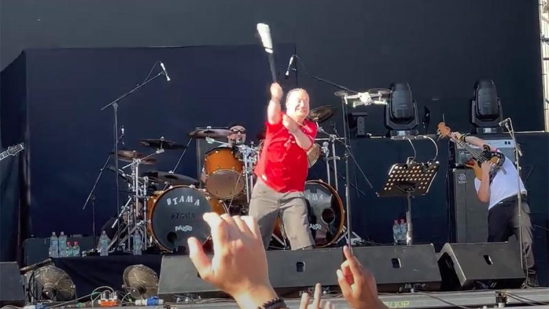 Le chanteur vs le drone (et le loupé)