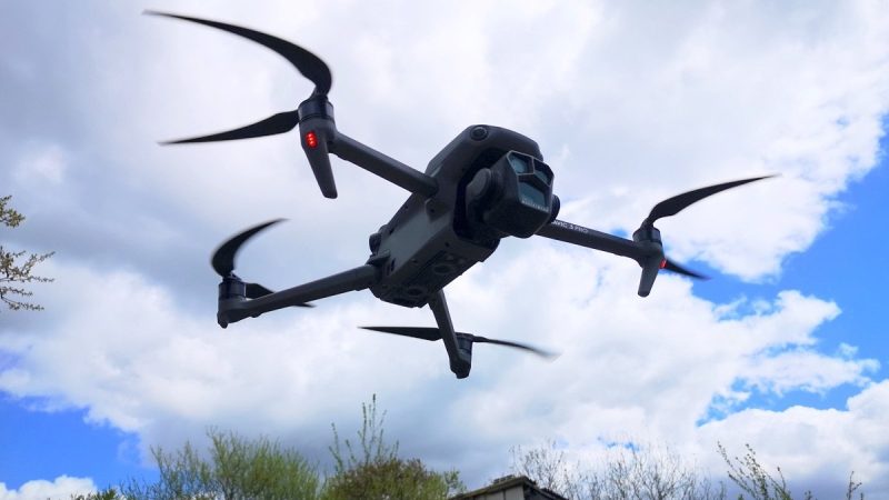 DJI Mavic 3 Pro : la prise en main de ce drone à 3 caméras avec identification de classe C2