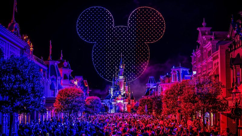 Disneyland Paris : Dronisos a fait voler 1495 drones en simultané pour le 14 juillet 2023