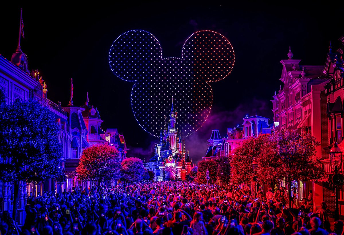 Disneyland Paris : Dronisos a fait voler 1495 drones en simultané pour le 14 juillet 2023