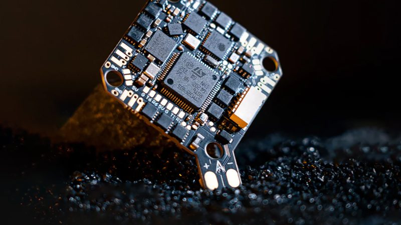 BetaFPV propose un contrôleur de vol pour nano racers en numérique et en 2S ou 3S