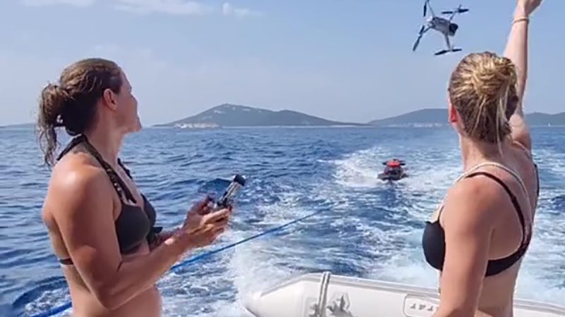Le drone, le bateau, les filles, et plouf le drone