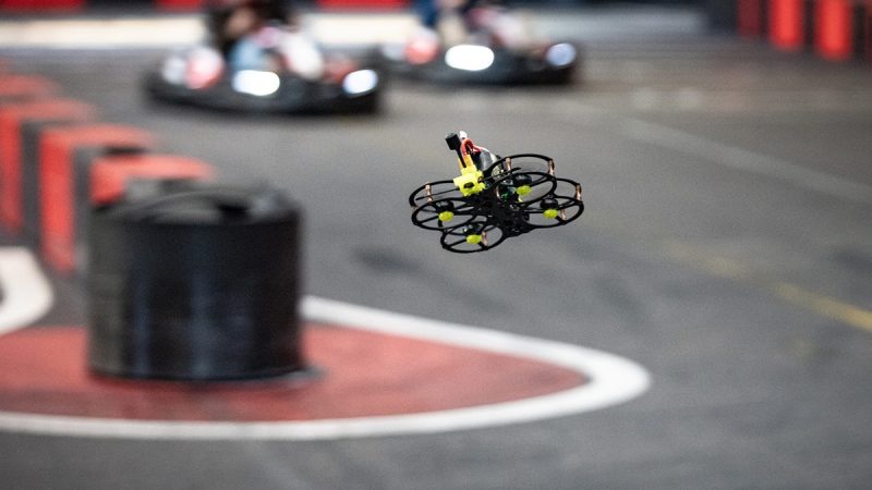 Droner VS Kart #2 : le super événement avec pilotage de whoops et de karts