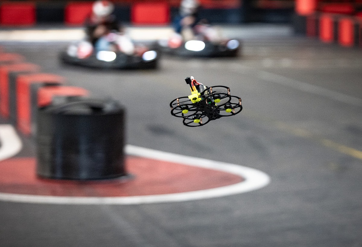 Droner VS Kart #2 : le super événement avec pilotage de whoops et de karts