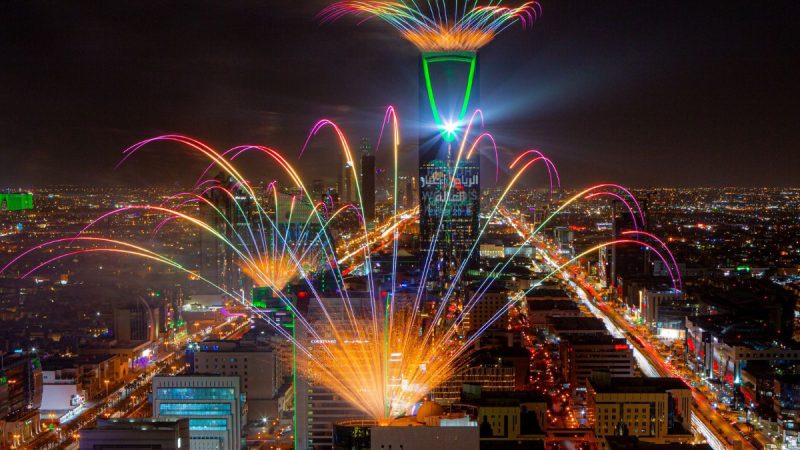 Michaël Gisselere filme une gigantesque pyrotechnie avec 2300 drones, opérée par Groupe F pour Havas Events
