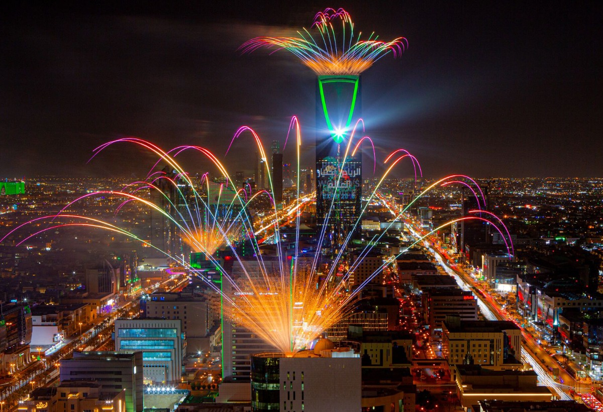 Michaël Gisselere filme une gigantesque pyrotechnie avec 2300 drones, opérée par Groupe F pour Havas Events