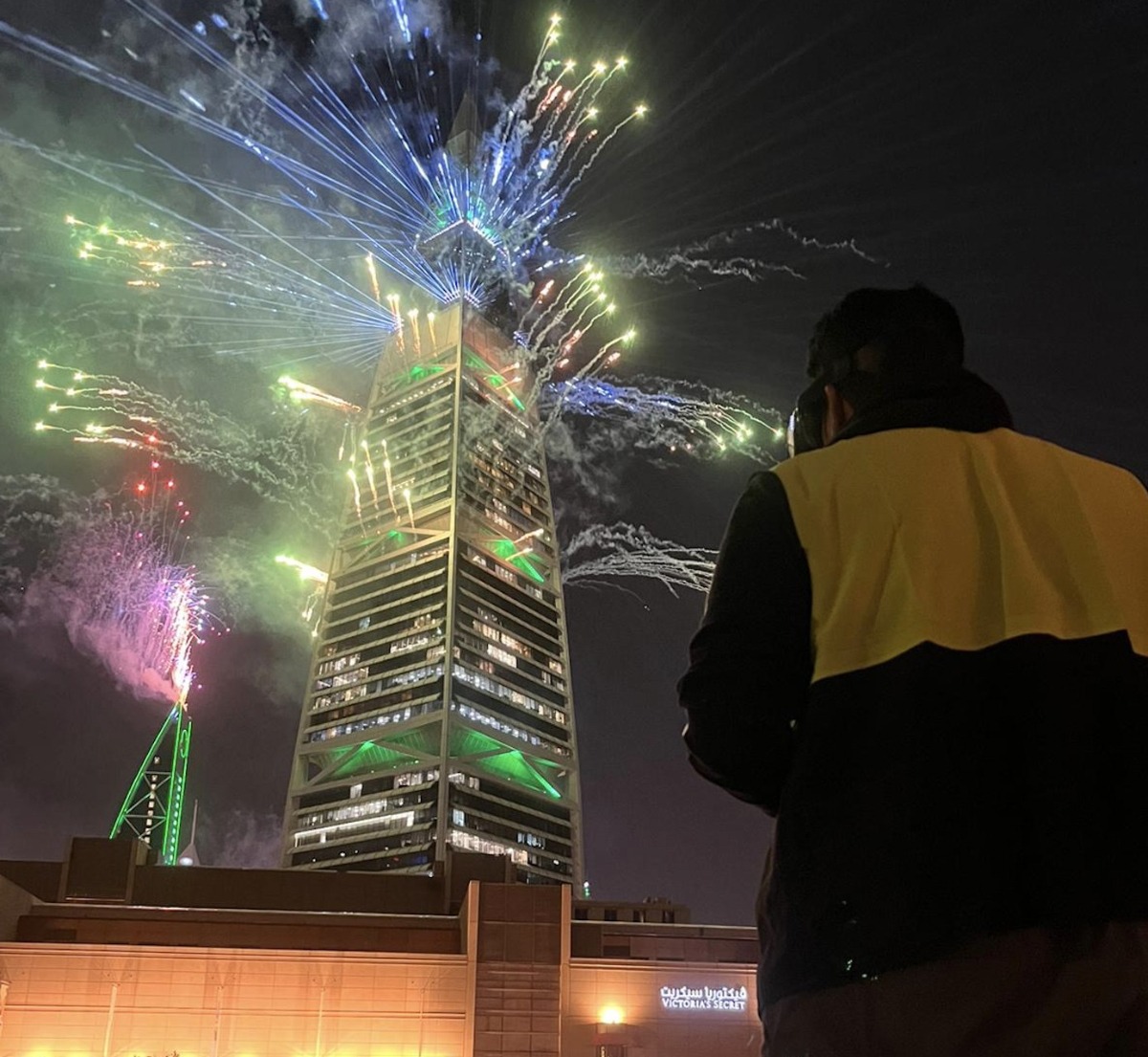 Avant-garde des spectacles pyrotechniques avec drones, Groupe F