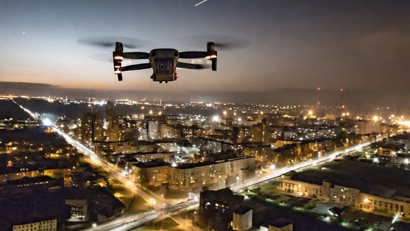 Réglementation drones : pas de modification pour les vols de nuit ni sur l’espace public en agglomération en catégorie Ouverte