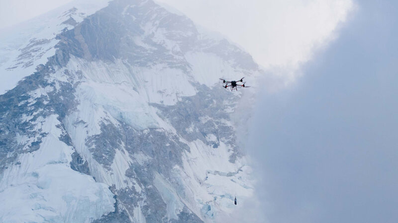 Camp de base de l’Everest : le FlyCart30 de DJI transporte des charges et revient avec des déchets