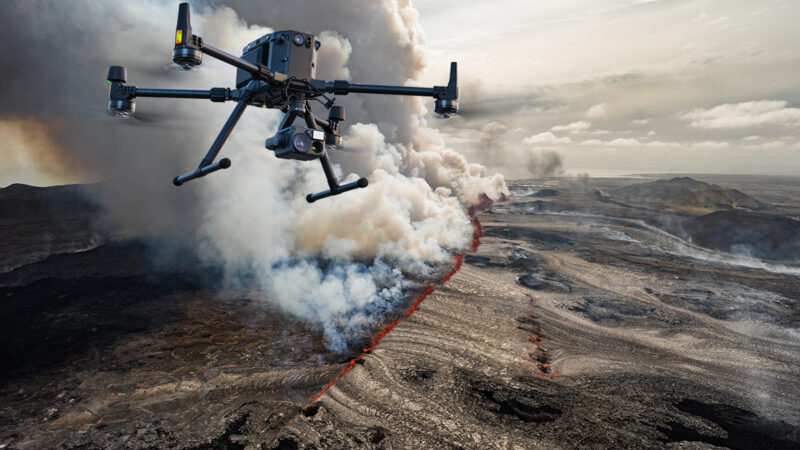 La surveillance des volcans islandais avec un DJI Dock et le Matrice 30T, et le Matrice 300 RTK