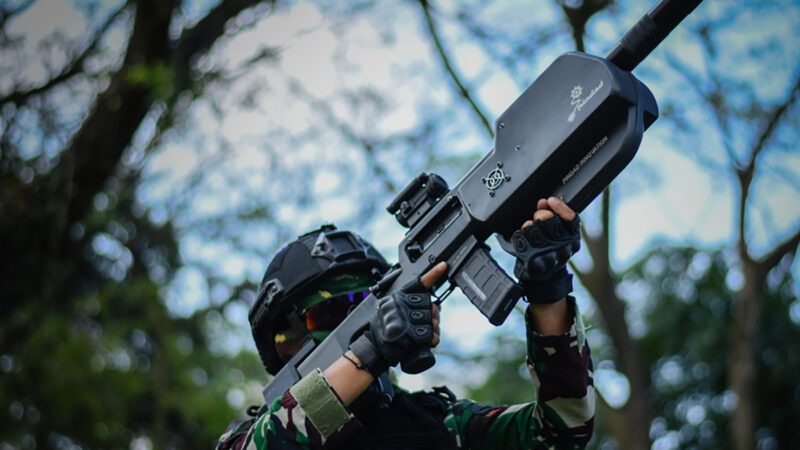 PT Pindad commercialise le SPS-1, un fusil anti-drones combinant le brouillage radio et des balles réelles