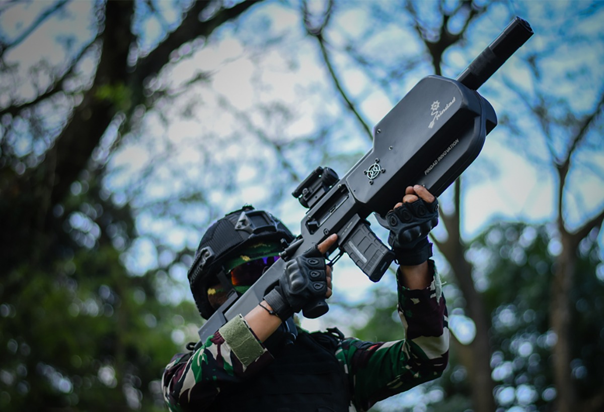 PT Pindad commercialise le SPS-1, un fusil anti-drones combinant le brouillage radio et des balles réelles