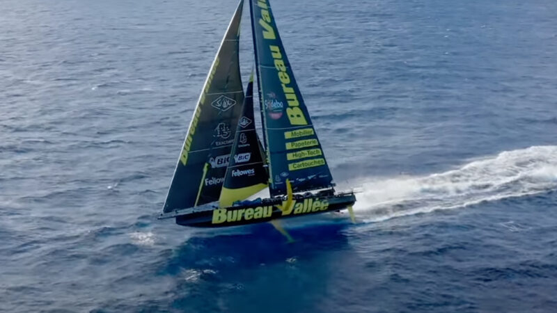 Vendée Globe : Louis Burton filme son bateau Bureau Vallée avec un drone