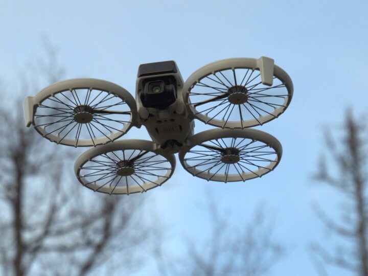 DJI Flip : le test d’un drone de classe C0 équipé d’origine avec des protections d’hélices