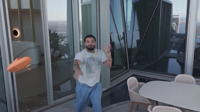 Le rapper Drake, la claquette et le drone