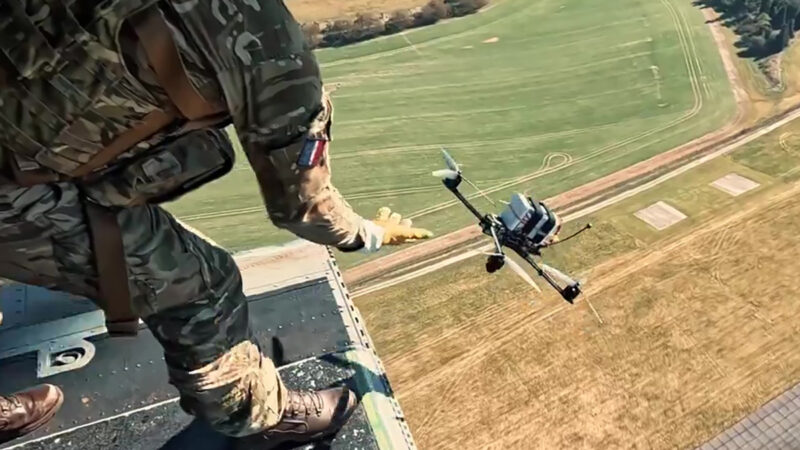 La Royal Air Force teste les vols de drones FPV opérés depuis des hélicoptères