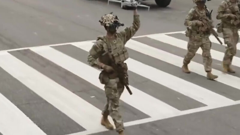 La parade militaire de Trump et le drone Skydio X10d porté à la main