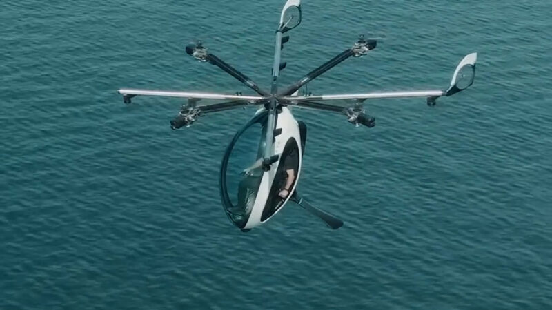 Franky Zapata a effectué un vol à bord de son AirScooter