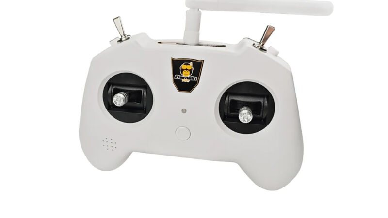 DarwinFPV propose la TX8 ELRS, une radiocommande ExpressLRS 2,4 GHz à petit prix
