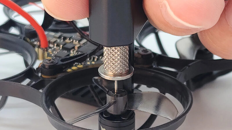 NewBeeDrone propose le Whoop PropyPop Tool, un outil pour retirer facilement les hélices de nano drones