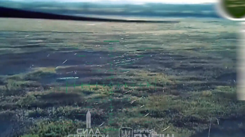 Ukraine : ce à quoi ressemble un champ après le passage de drones en fibre optique