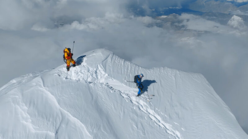 L’ascension de l’Everest sans oxygène et la descente à ski par Andrzej Barziel, filmée en drone