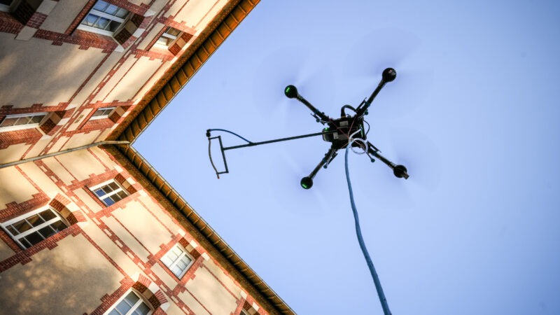 Abot propose le drone de pulvérisation pour démoussage et nettoyage Cormoran, de Dronelis